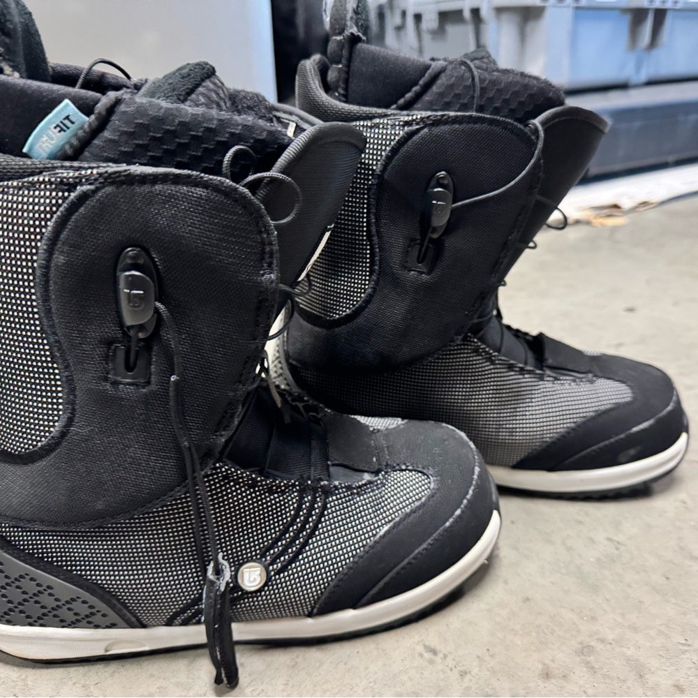 Burton Axel Snowboard Boots in Black and Gray